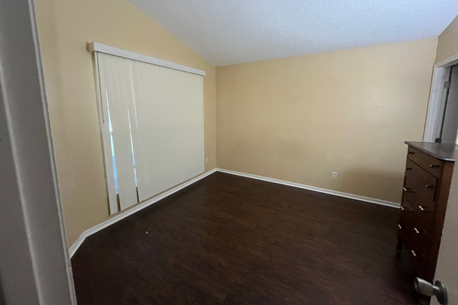 Bedroom (Image 1) - 2016 Donegan Pl House