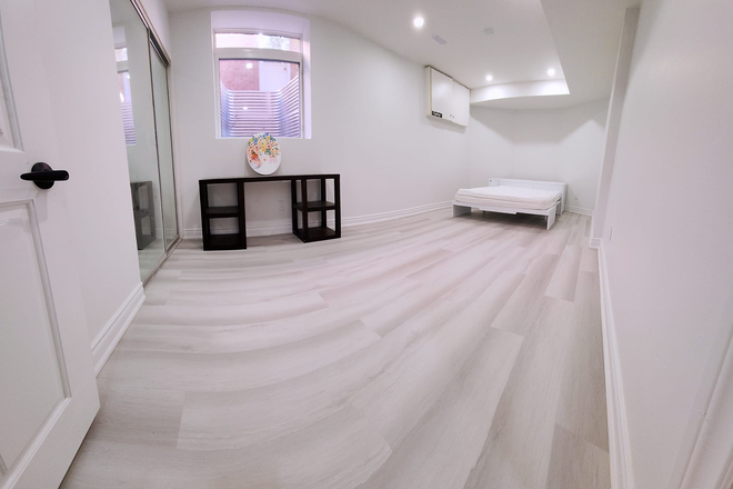 Bedroom - 5 minutes bus ride to UTM, 3 bedrooms available House