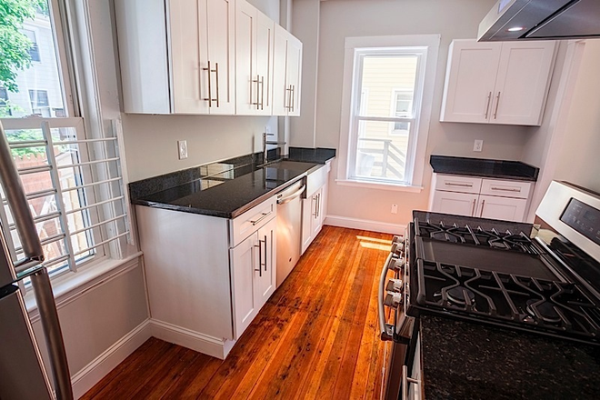 Call NOW for showings! 617-236-8600 - KELLY RD - FLOOR THRU 3BR/1BA FOR *9/1/2025* IN CAMBRIDGEPORT MINS TO CENTRAL SQ W/ LNDRY IN BLDNG!