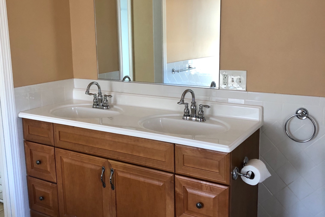 Living - House 1 mile from Umass ($875) all útil. incl.
