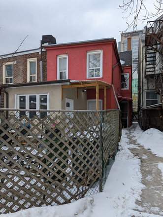 Backview - Non furnished Semi-detached home Lower level unit with 3 Beds, 2 wash and kitchen/dining