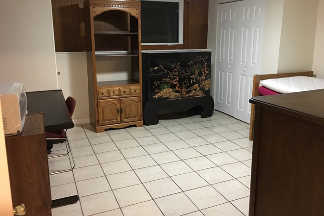 Your bedroom - Large furnished private room / private bathroom. 6-minute walk to campus! House