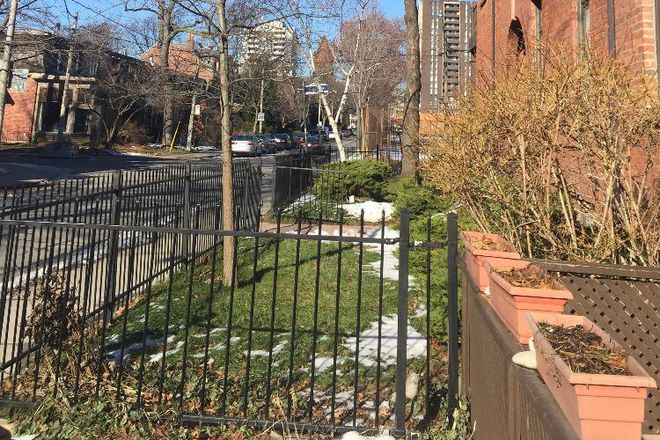 Outside House view - Annex 5 min from TTC  /U of T Robarts Library /Metro Apartments