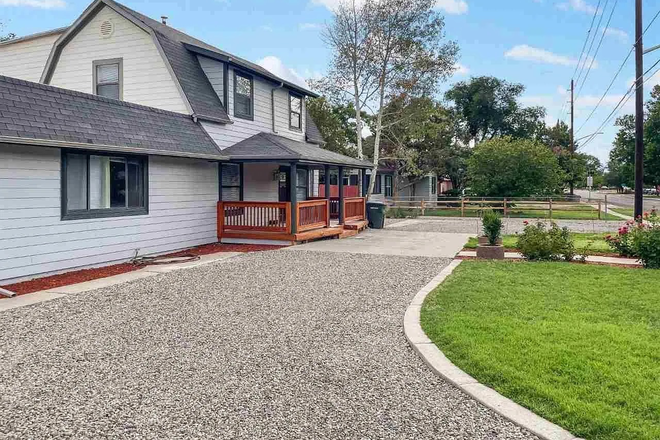 driveway - Orchard House - Student House next to campus