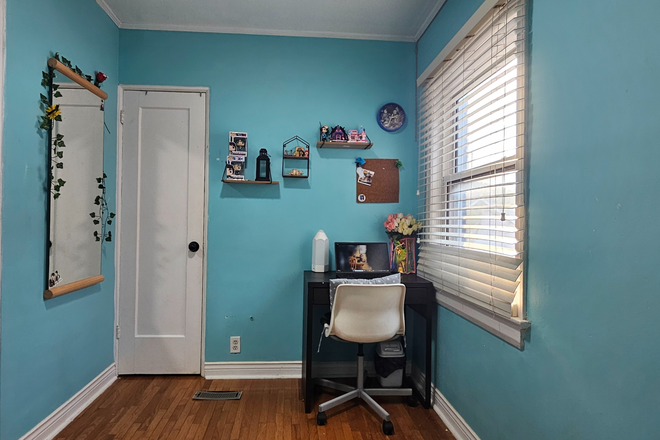 2nd floor bedroom - Bright & Cozy Room Available for Rent in Student-Friendly House close to Toronto downtown area