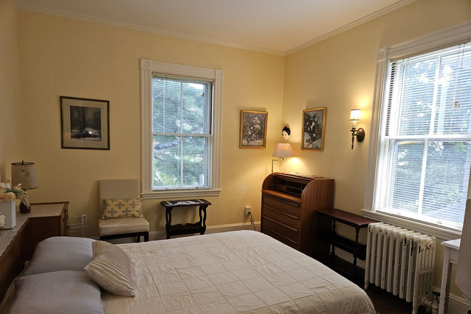 Queen's Room - Quiet Beautiful Furnished Room in Cambridge