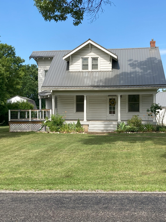 Exterior House - with Front Porch View - Quiet Partially Furnished Country Home minutes from campus