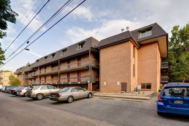 outside view/ parking lot - University Townhomes