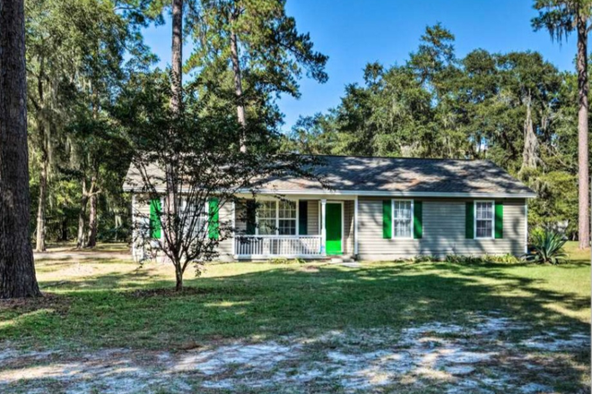 Front of Houae - Butler's Staycation. ....Rochelle Area is 10 minutes away from Shands
