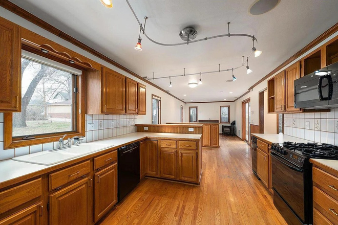 Kitchen - Gorgeous 6bd/4ba Home- DU STUDENT HOUSING! AVAILABLE FALL SEMESTER 2026
