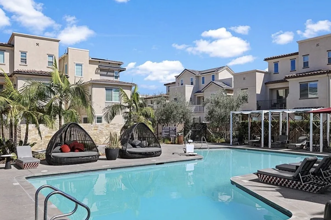 Community Pool - Modern 3BR Townhome w/ Rooftop Fireworks Views — 10 Minutes to Chapman