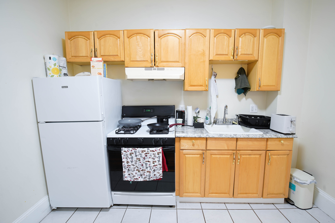 Call NOW for showings! 617-236-8600 - HEMENWAY ST - MODERN SPLIT 1BR/1BA FOR 2 PPL W/ LNDRY IN BLDNG, H&HW + ELECTRIC INC AVAIL *9/1/2026* Condo