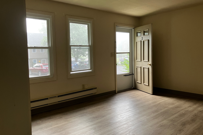 living room - One bedroom apartment - Umass bus -  Amherst