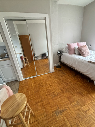 Living Area - Adorable Studio in Beacon Hill w/ heat & hw included! Apartments