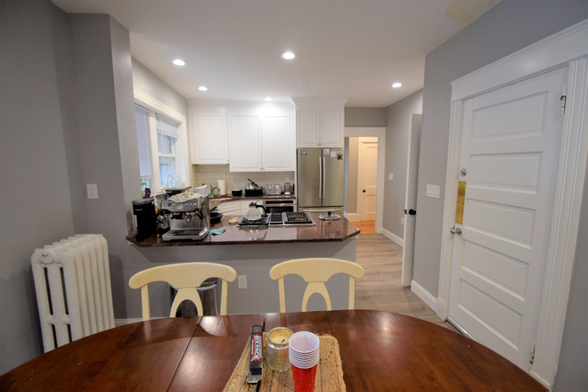 ... - MODERN 4 BED WITH EAT- IN KITCHEN AND FIREPLACE Condo