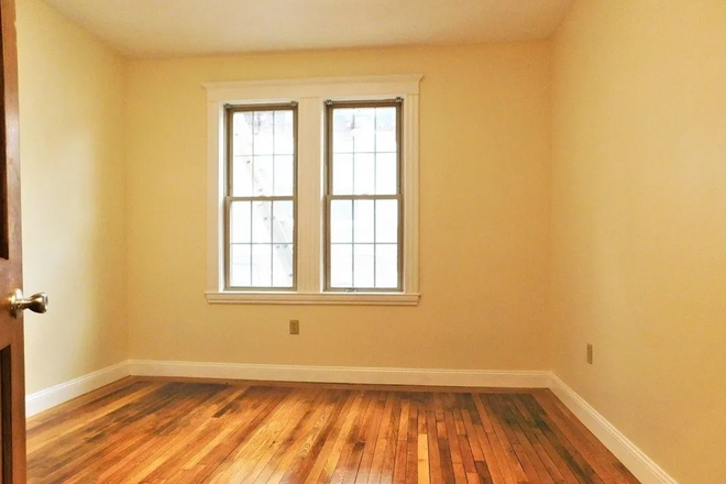 Smaller Bedroom - 2 Spots Open in 3b1ba 15min from NU [ Summer 2026 ] Apartments