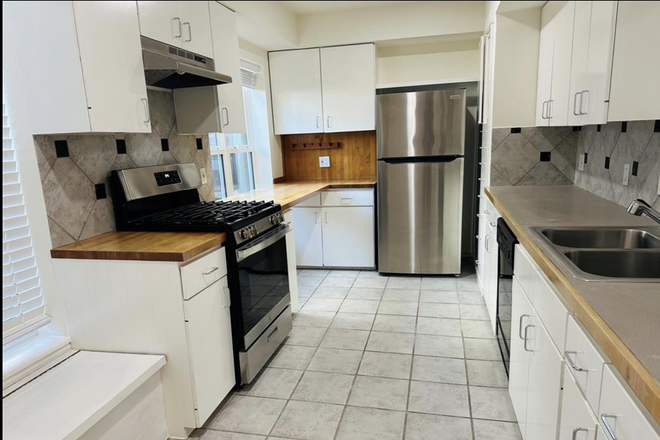 Kitchen - Duplex Close to Campus Duplex