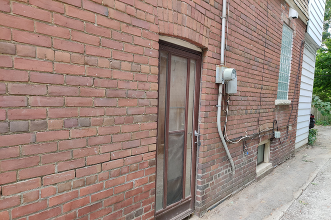 private entrance - Basement bachelor unit with separate entrance House