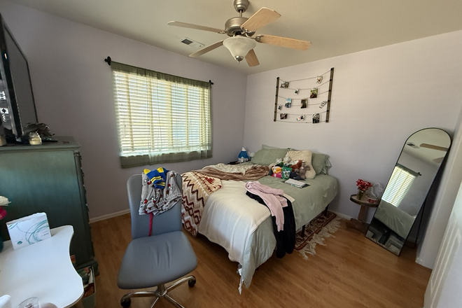 Master bedroom - Townhouse room 10 min from CMU