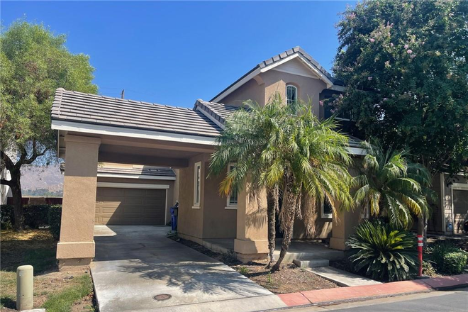 front - Single Family House with 4 bedrooms and 2.5 bathrooms