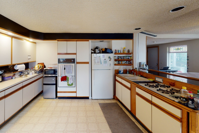 Call NOW for showings! 617-236-8600 - PRINCETON ST - HUGE DUPLEX 4BR/1BA FOR *9/1/2026* NEAR TUFTS W/ PRKNG INC, LNDRY IN UNIT, SUNROOM! Apartments