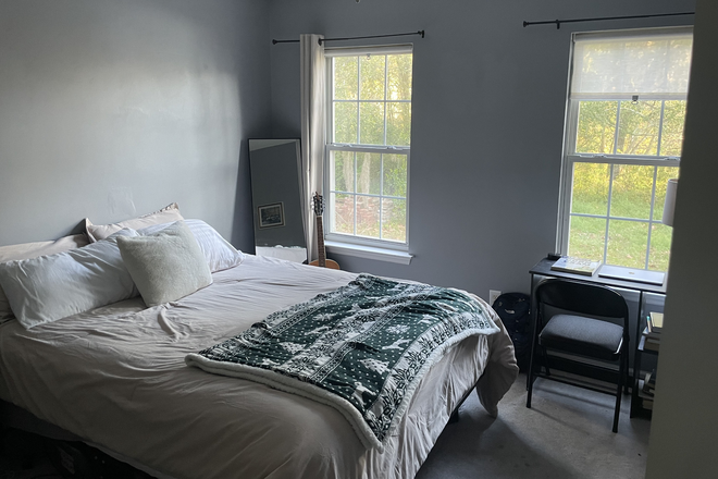 Fully furnished bedroom overlooking the water - Bedroom for rent, 10 min to campus