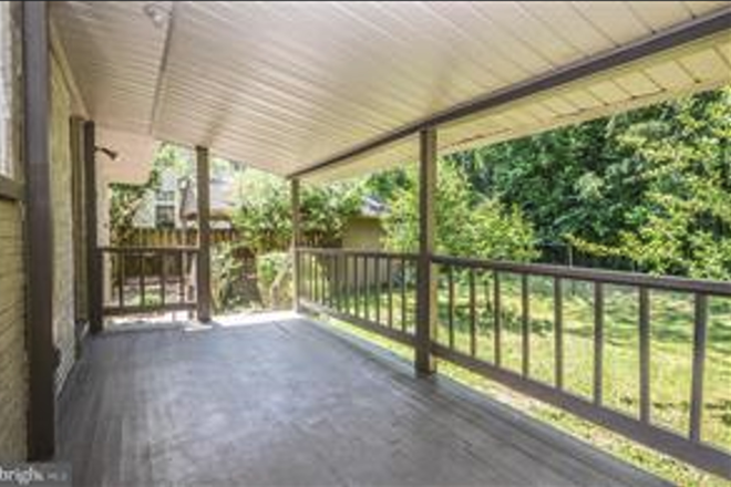 Deck - 5B3B with 5 parking spots and backyard House