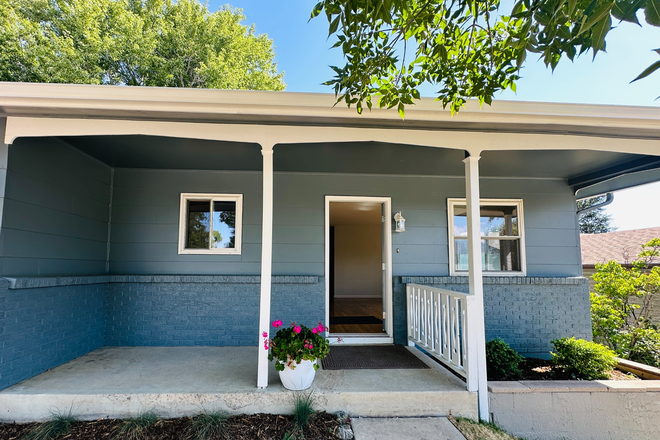 Cute Front Porch to enjoy Mountain Views - Adorable Updated Home - 1 Room for Rent, Walking distance to Campus. CO-ED, Central HVAC & Heat