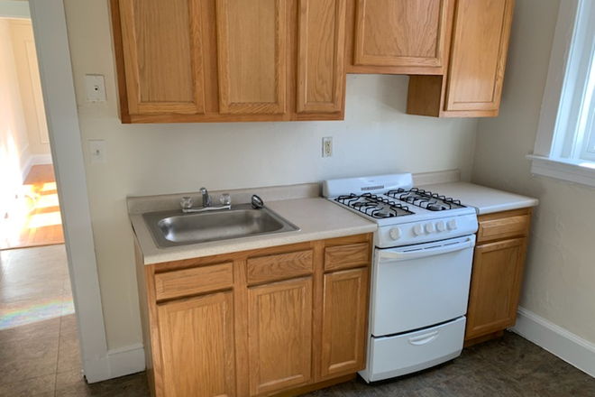 Hub Realty - Cleveland Circle, huge studio with updated kitchen, on green line T Apartments