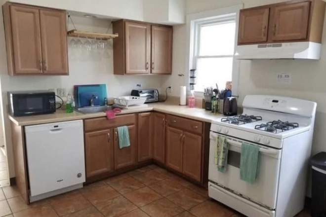 1 - Spacious 4 bed, 2 bath steps to the Porter T