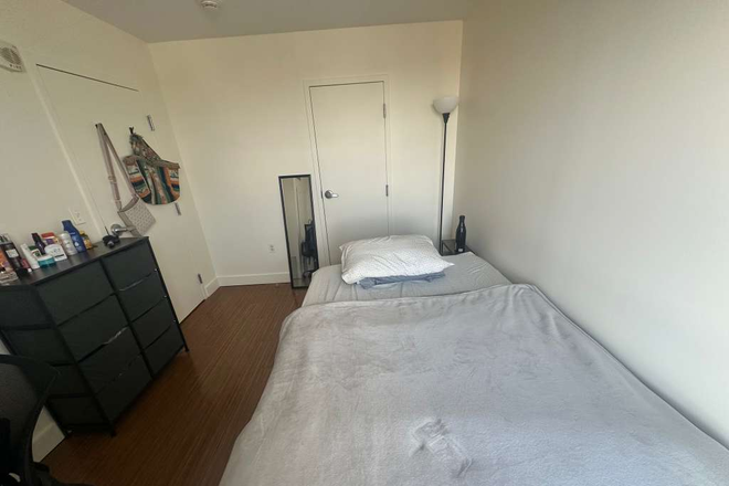 Bedroom - JULY AND AUGUST SUBLEASE OWA $1530 P/M Apartments