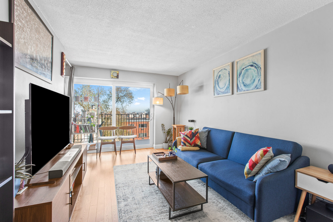 living room - Sunny Brighton 1 bed with a balcony for 9/1 Condo