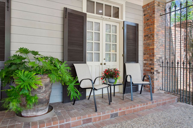 Outdoor Sitting - Fully Furnished Guest House Less than a Mile from UM Medical Center