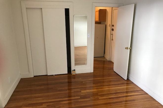 hubrealtyproperties.com - Newly updated front 2 bedroom, with 2 bathrooms, one block from the green line Apartments