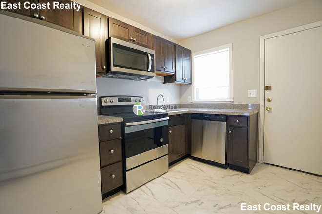 Kitchen - NO Broker's Fee! Updated 3 Bed 2 Bath Near Campus!