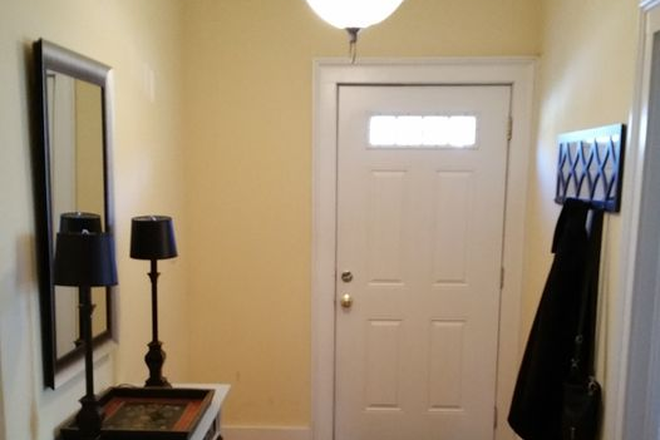downstairs entry male - MUSC grad students, interns, 4 blocks from MUSC, fully furnished, utilities included Duplex