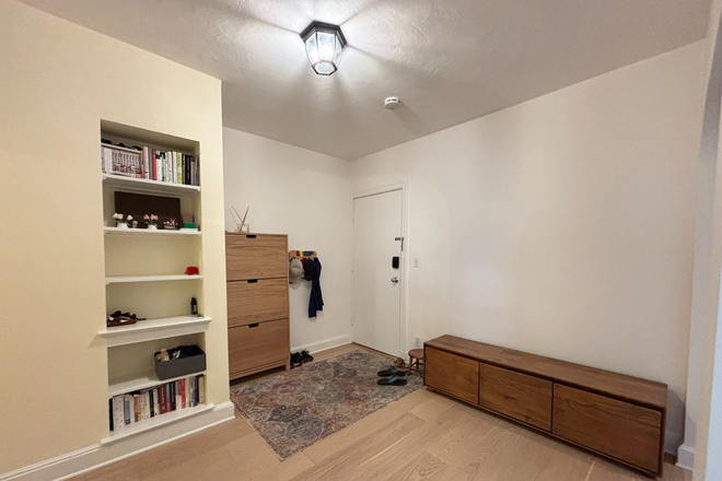 entry - Charming Coolidge Corner 2 bed/2 bath with garage parking for 10/1 - NO FEE! Apartments