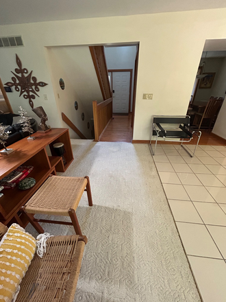 Open area between kitchen counter leading to the basement area - Cheerful  home