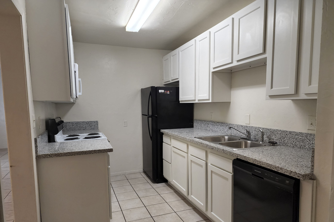 New granite kitchen with 2 fridgews - Spacious House with Huge Yard! Perfect for Entertaining!