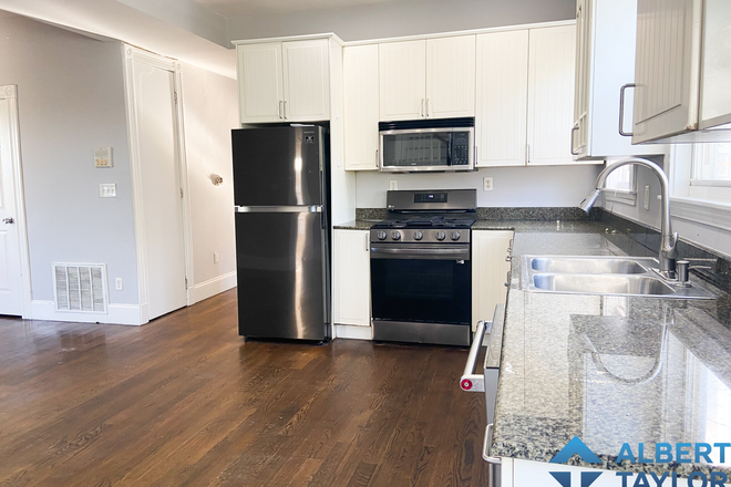 Kitchen - LARGE 6BED/2BATH DUPLEX at Bottom of the Hill!