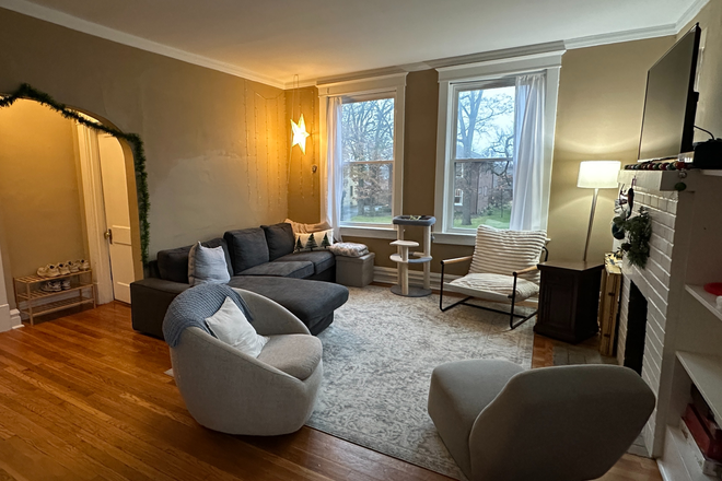 Living Room - 3 Bedroom plus game/study room Half A Block from WU on Forsyth