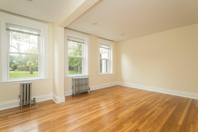 hubrealtyproperties.com - Large one bedroom with newly updated kitchen and bathroom, close to campus, free month rent Apartments