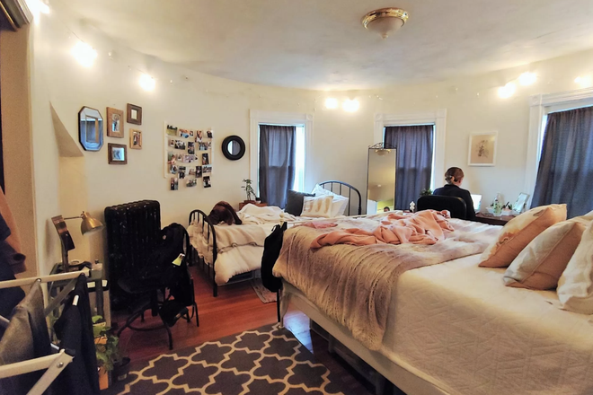 bed - 4 BED/1 BATH BEAUTIFUL SPACIOUS HOUSE (09/01) MINUTES AWAY TO BU!!