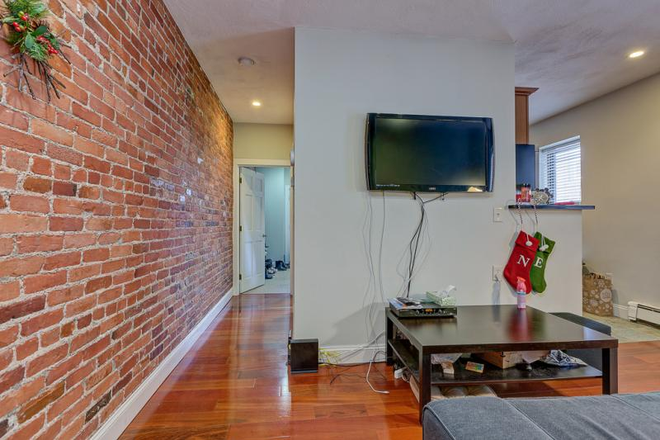 Call NOW for showings! 617-236-8600 - WESTLAND AVE - *75% OFF FEE* CHARMING 2BR/1BA CONDO W/ LNDRY IN BLDNG AVAIL *9/1/2026* IN SYMPHONY!