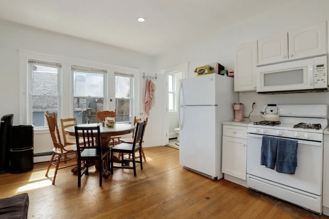 Kitchen - Big 6 bed/ 3.5 bath on upper campus- AVAILABLE 2025 Duplex