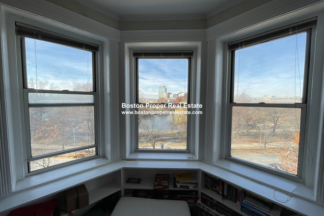 A - BIG TOP FLOOR 2 BED WITH LIVINGROOM, BIG ENOUGH FOR 4 PEOPLE *NO FEE Apartments