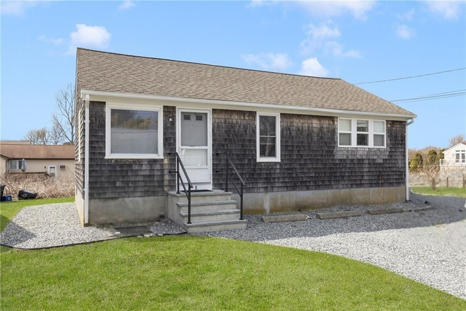 Front of house - New listing! Quiet dead end street! Bright and Clean Duplex
