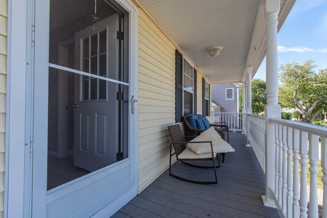 Deck - Available for a group of 5! Stunning house in Bonnet Shores!