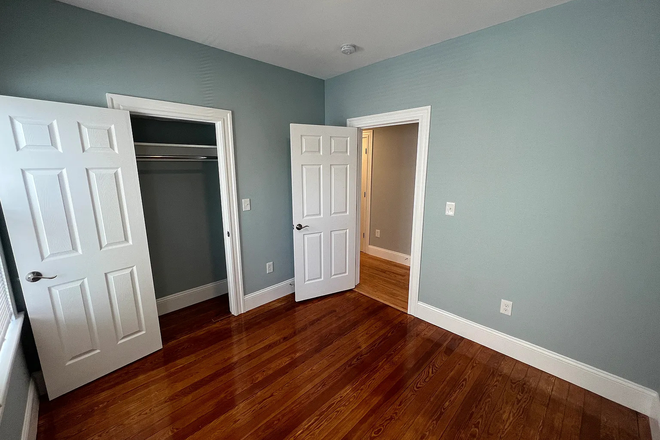 Bedroom - Sunny Furnished Room in Somerville — Sublease Sep 5–Dec (Flexible)