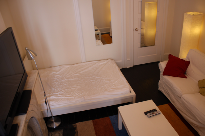Room Bed View - Large, Bright, Beautiful Furnished Room in Historic Row House - 1 Block to Metro